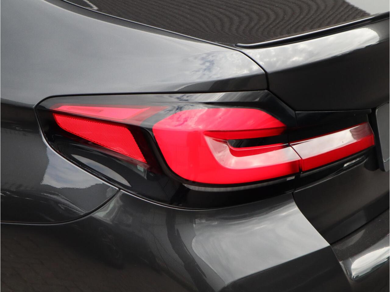 BMW 5-SERIE 545e xDrive High Executive M Sport / Schuifdak / Comfortleder / Adaptive Cruise / Stuurwielverwarming