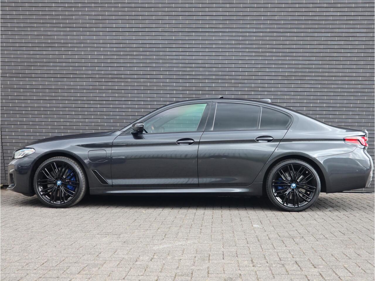 BMW 5-SERIE 545e xDrive High Executive M Sport / Schuifdak / Comfortleder / Adaptive Cruise / Stuurwielverwarming