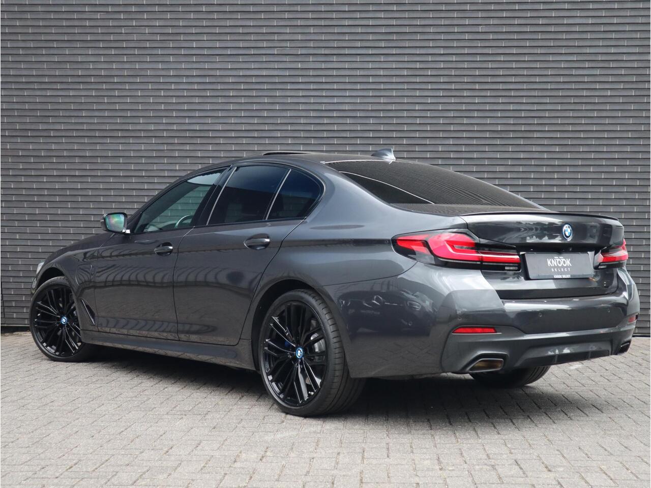 BMW 5-SERIE 545e xDrive High Executive M Sport / Schuifdak / Comfortleder / Adaptive Cruise / Stuurwielverwarming