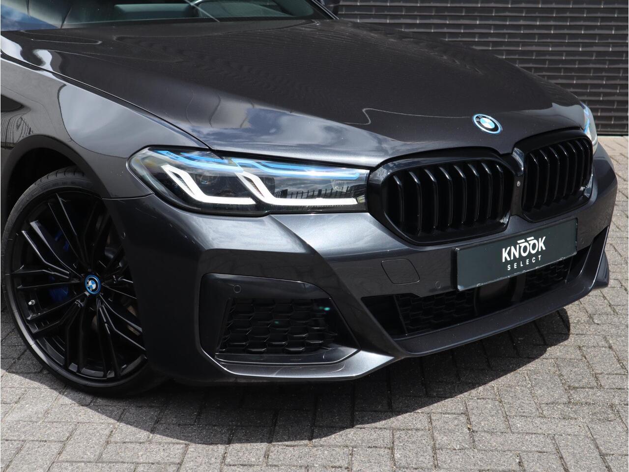 BMW 5-SERIE 545e xDrive High Executive M Sport / Schuifdak / Comfortleder / Adaptive Cruise / Stuurwielverwarming