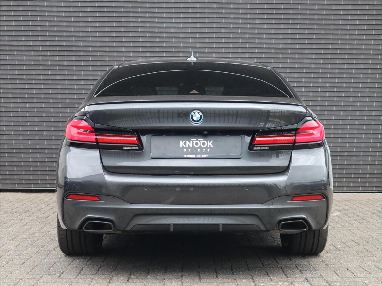 BMW 5-SERIE 545e xDrive High Executive M Sport / Schuifdak / Comfortleder / Adaptive Cruise / Stuurwielverwarming