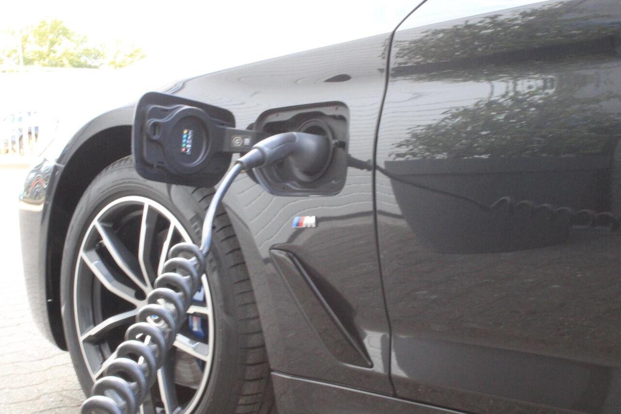 BMW 5-SERIE Touring 530e xDrive M Sport Pano | Trekhaak | Laser LED | Comfort Access | ACC | HarmanKardon | Leder | Shadowline | Sophisto Grau | BTW