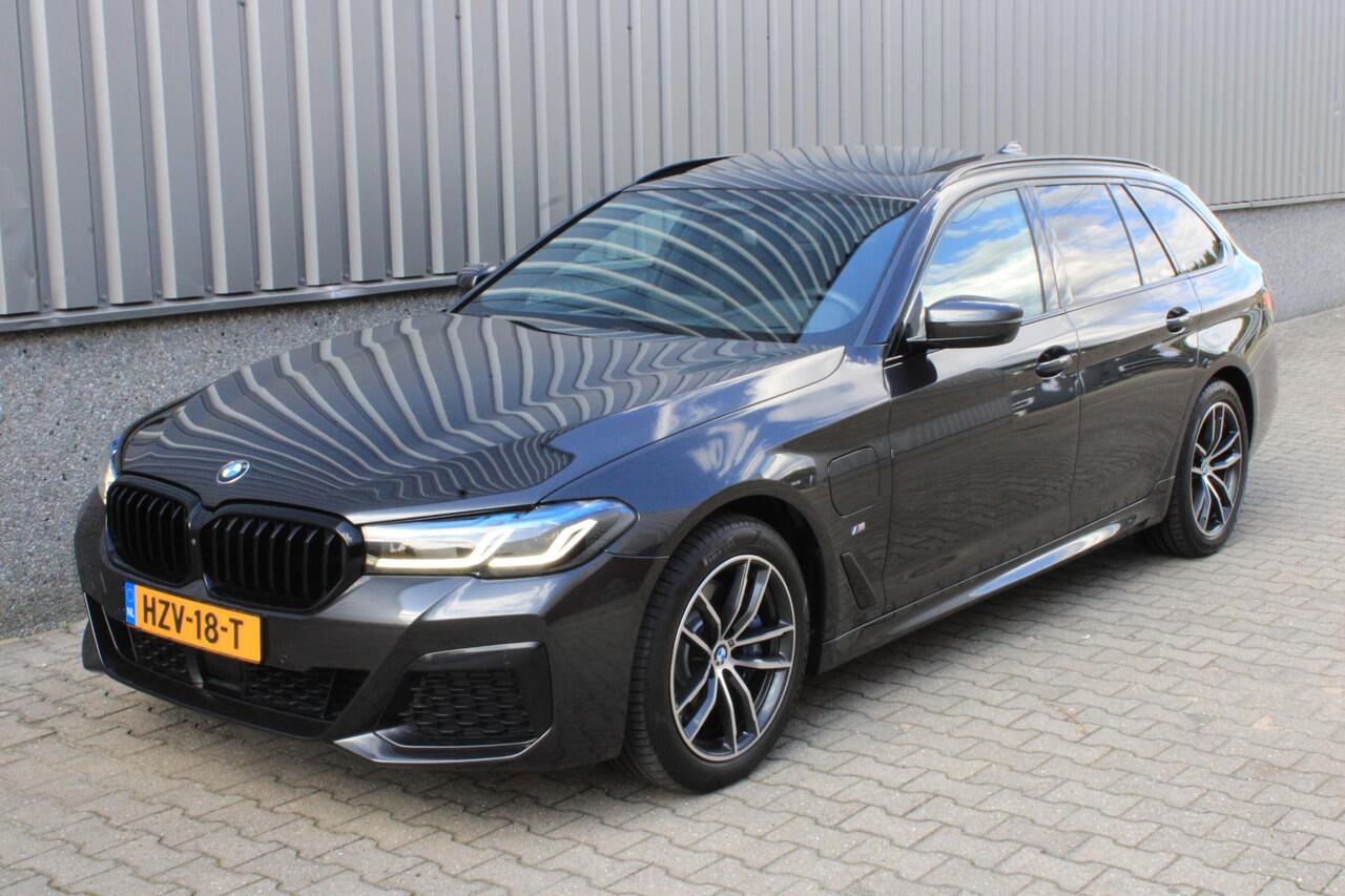 BMW 5-SERIE Touring 530e xDrive M Sport Pano | Trekhaak | Laser LED | Comfort Access | ACC | HarmanKardon | Leder | Shadowline | Sophisto Grau | BTW