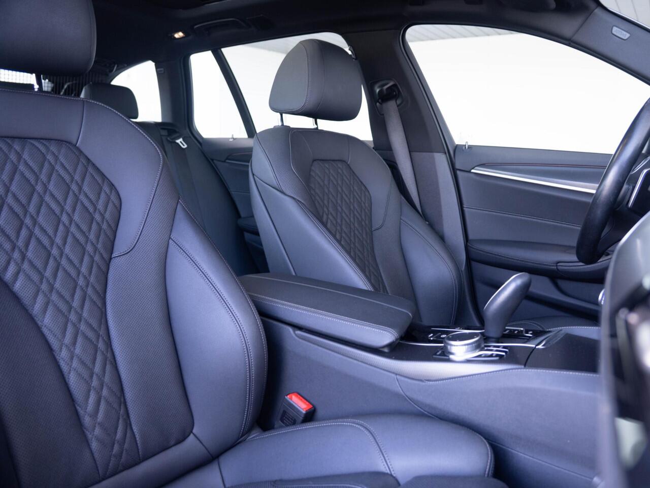 BMW 5-SERIE Touring 530i xDrive | M Sportpakket | Verwarmd Stuurwiel | Achteruitrijcamera | Panoramadak | Stoelverwarming | Head-Up Display | PDC