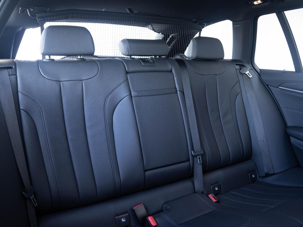 BMW 5-SERIE Touring 530i xDrive | M Sportpakket | Verwarmd Stuurwiel | Achteruitrijcamera | Panoramadak | Stoelverwarming | Head-Up Display | PDC