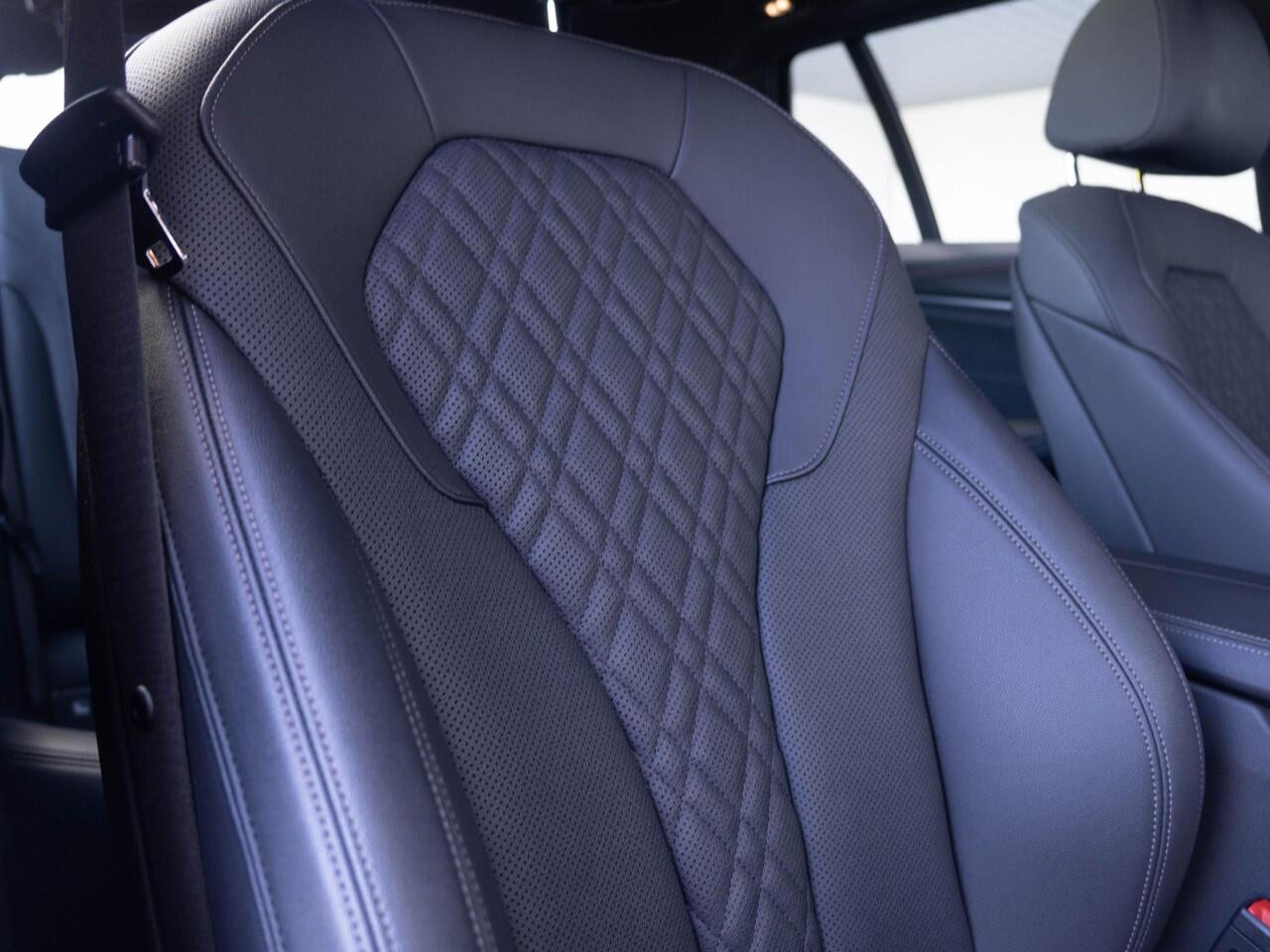 BMW 5-SERIE Touring 530i xDrive | M Sportpakket | Verwarmd Stuurwiel | Achteruitrijcamera | Panoramadak | Stoelverwarming | Head-Up Display | PDC