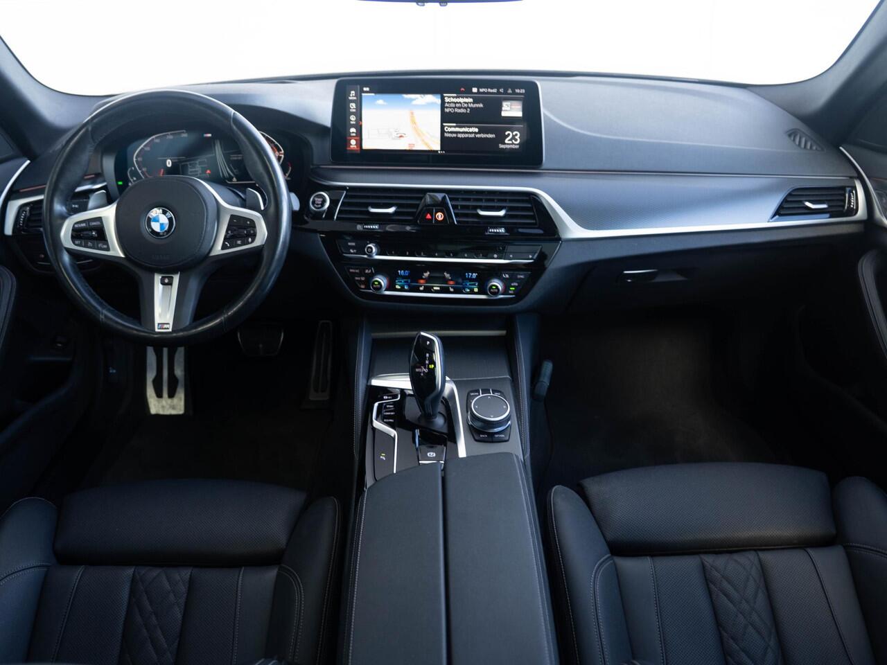 BMW 5-SERIE Touring 530i xDrive | M Sportpakket | Verwarmd Stuurwiel | Achteruitrijcamera | Panoramadak | Stoelverwarming | Head-Up Display | PDC