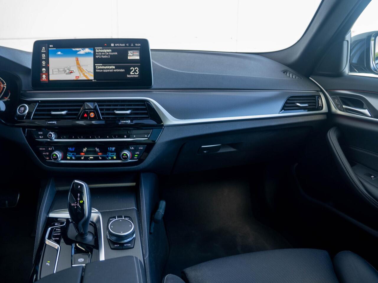 BMW 5-SERIE Touring 530i xDrive | M Sportpakket | Verwarmd Stuurwiel | Achteruitrijcamera | Panoramadak | Stoelverwarming | Head-Up Display | PDC