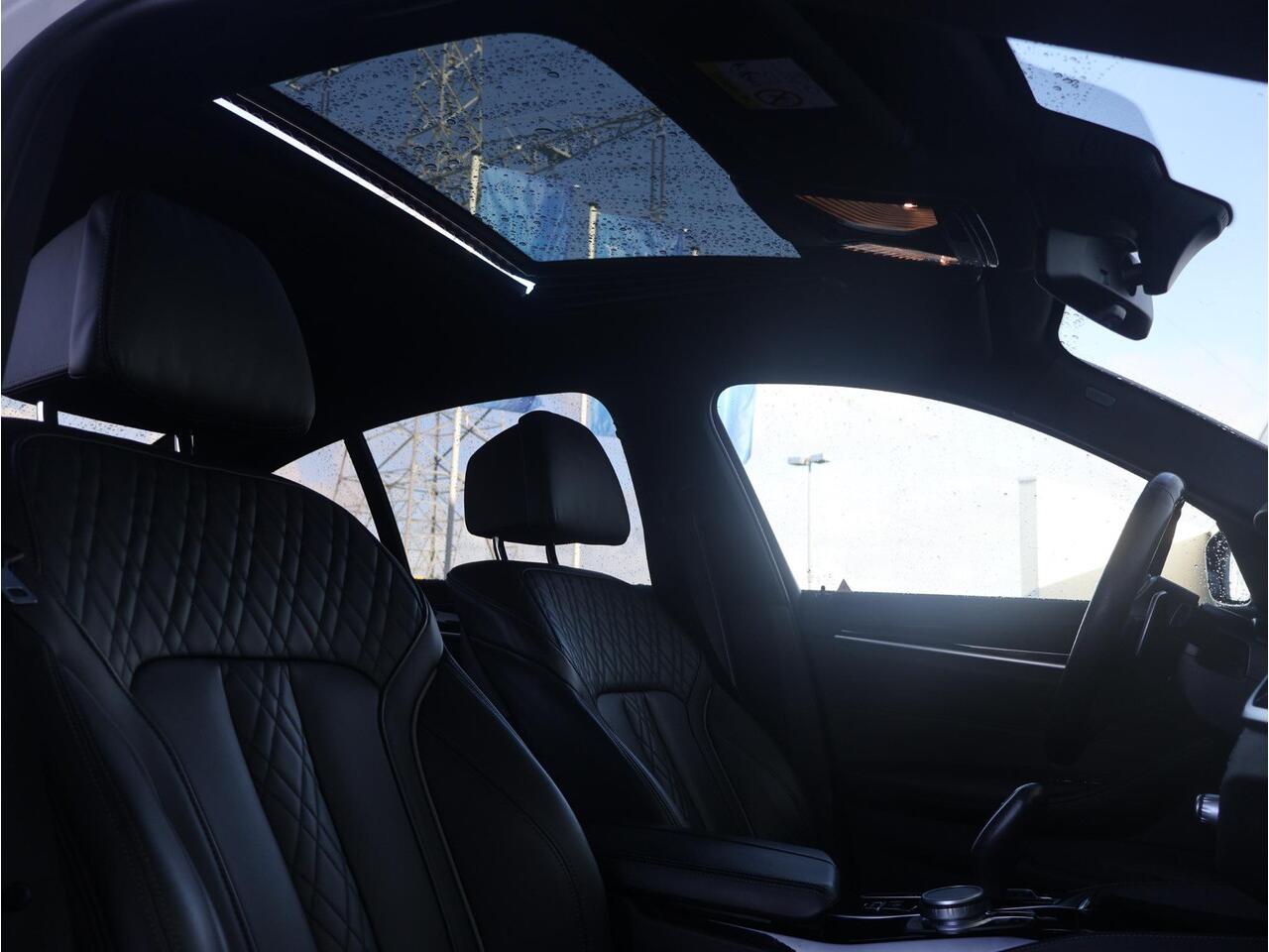 BMW 5-SERIE 530i Business Edition Plus M-Sportpakket / HIFI / Schuif - Kanteldak / Driving assistant Professional / Head up Display / 20 '' /