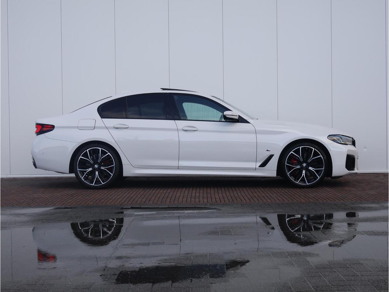 BMW 5-SERIE 530i Business Edition Plus M-Sportpakket / HIFI / Schuif - Kanteldak / Driving assistant Professional / Head up Display / 20 '' /