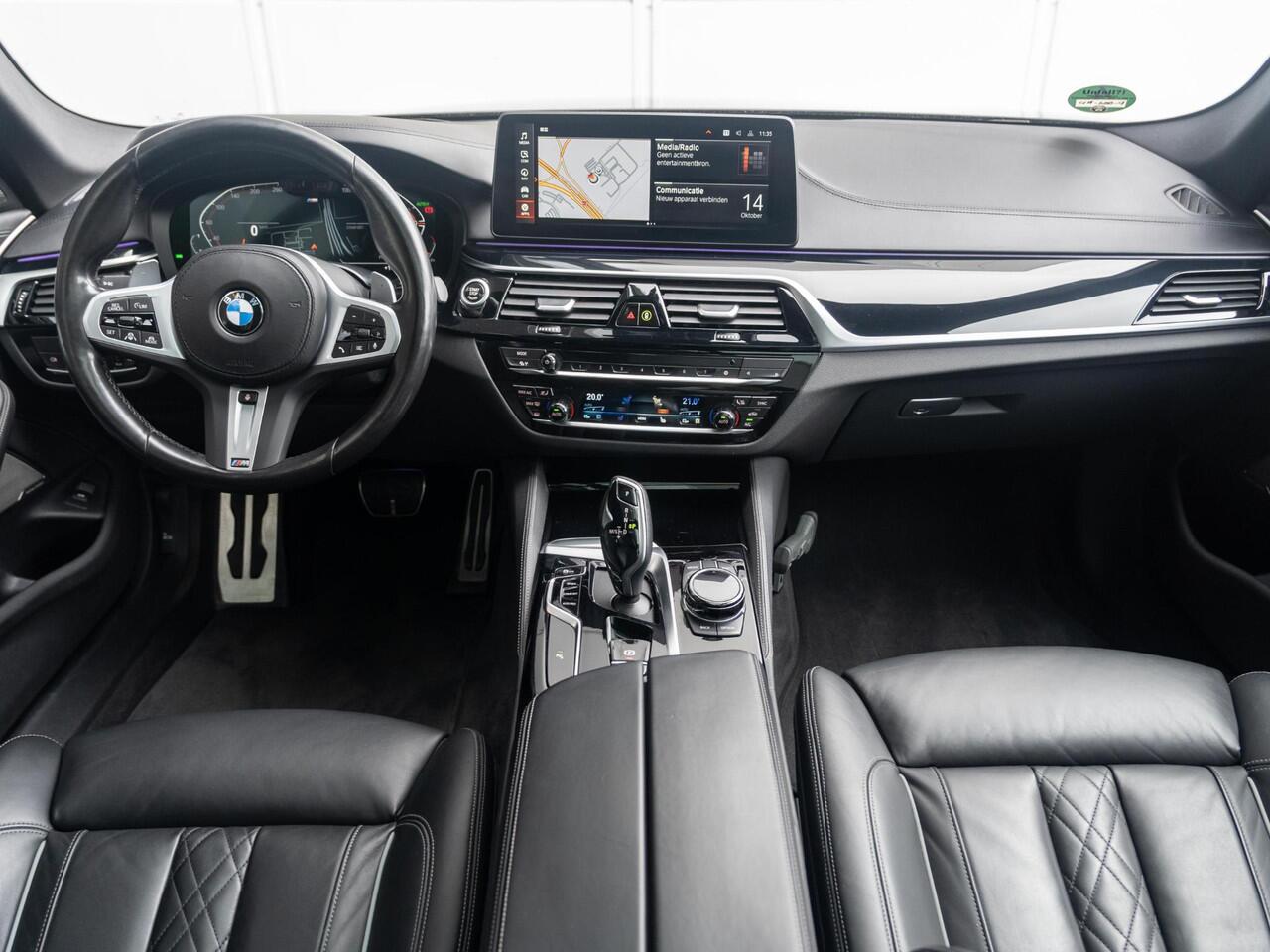 BMW 5-SERIE Touring 530i | High Executive | M Sportpakket | Harman Kardon | Verwarmd Stuurwiel | Comfort Access | Achteruitrijcamera | Panoramadak | Stoelverwarming | Head-Up Display