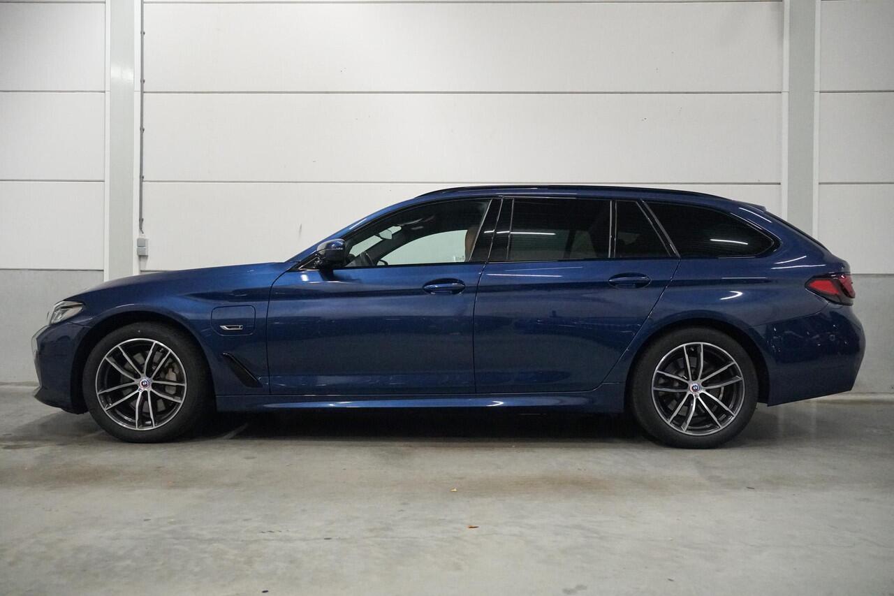 BMW 5-SERIE Touring 530e M-Sport | Panoramadak | Driving Assistant Professional | Hifi | Elektr. Trekhaak