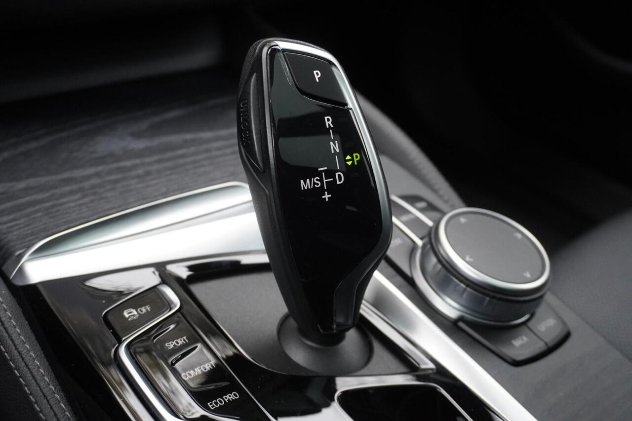 BMW 5-SERIE Touring 540i xDrive M Sportpakket | Trekhaak met elektrisch wegklapbare kogel | Glazen panoramadak | Driving Assistant Professional | BMW Laserlight | HIFI System Harman Kardon