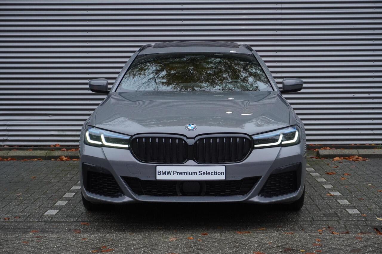 BMW 5-SERIE Touring 540i xDrive M Sportpakket | Trekhaak met elektrisch wegklapbare kogel | Glazen panoramadak | Driving Assistant Professional | BMW Laserlight | HIFI System Harman Kardon