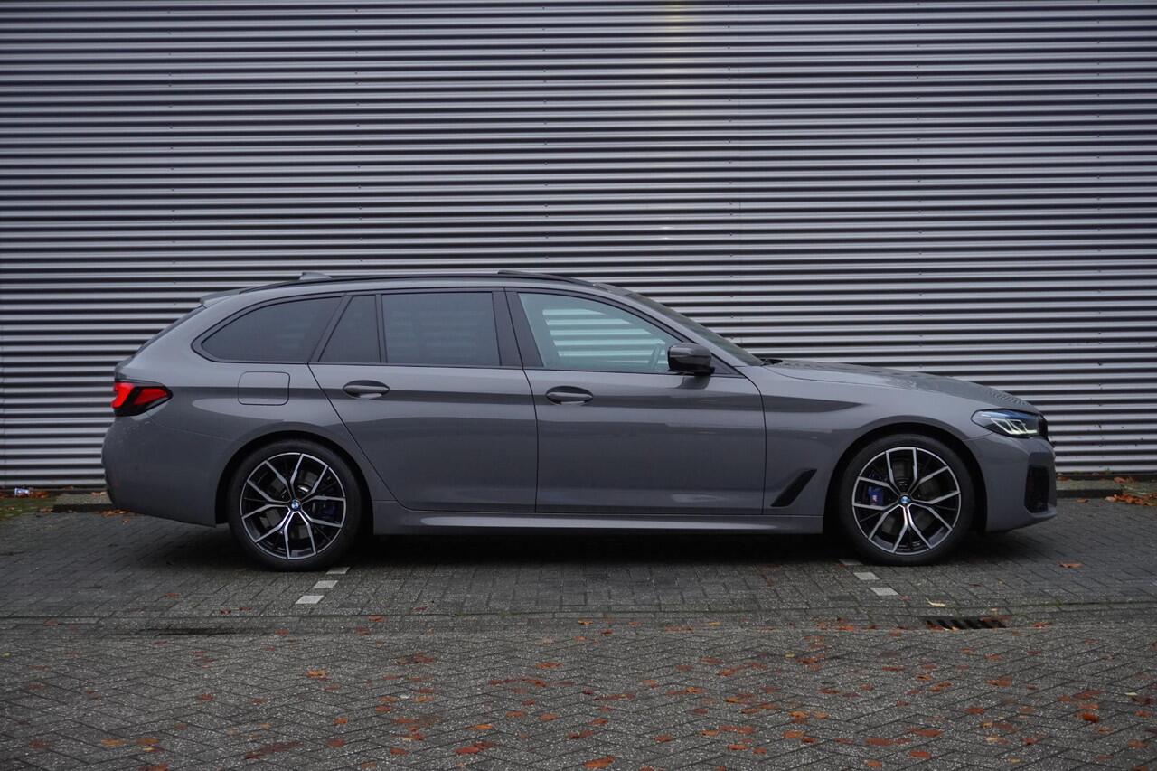 BMW 5-SERIE Touring 540i xDrive M Sportpakket | Trekhaak met elektrisch wegklapbare kogel | Glazen panoramadak | Driving Assistant Professional | BMW Laserlight | HIFI System Harman Kardon