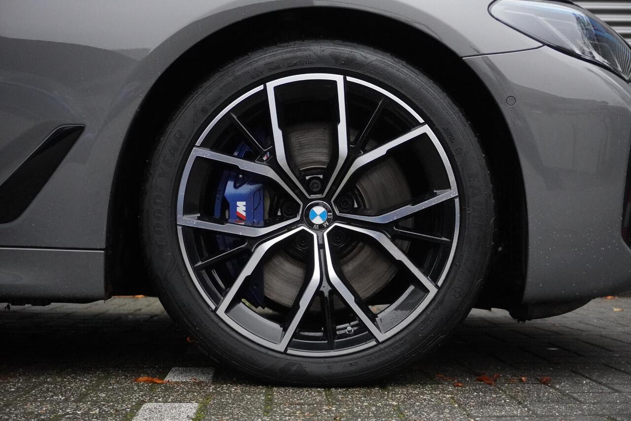 BMW 5-SERIE Touring 540i xDrive M Sportpakket | Trekhaak met elektrisch wegklapbare kogel | Glazen panoramadak | Driving Assistant Professional | BMW Laserlight | HIFI System Harman Kardon