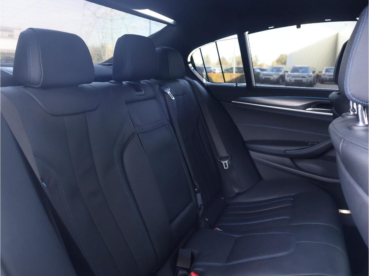 BMW 5-SERIE 530e High Executive M Sportpakket/ Achteruitrijcamera/ Getint Glas/ Sportstoelen/ Stoelverwarming/ Ambiance verlichting