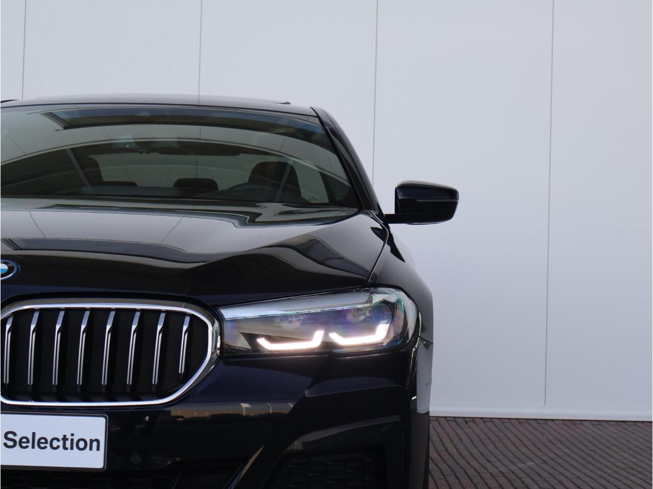 BMW 5-SERIE 530e High Executive M Sportpakket/ Achteruitrijcamera/ Getint Glas/ Sportstoelen/ Stoelverwarming/ Ambiance verlichting