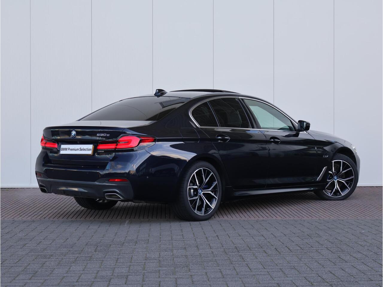 BMW 5-SERIE 530e High Executive M Sportpakket/ Achteruitrijcamera/ Getint Glas/ Sportstoelen/ Stoelverwarming/ Ambiance verlichting