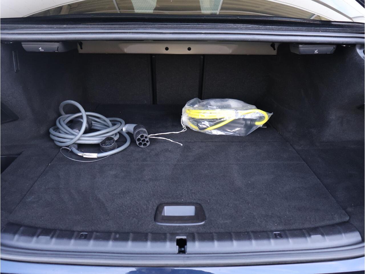 BMW 5-SERIE 530e High Executive M Sportpakket/ Achteruitrijcamera/ Getint Glas/ Sportstoelen/ Stoelverwarming/ Ambiance verlichting