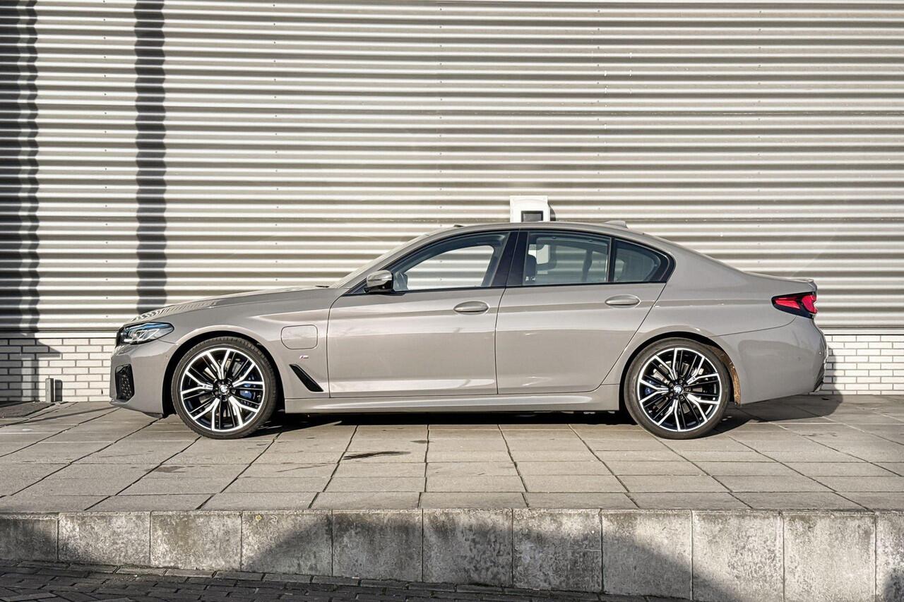 BMW 5-SERIE Sedan 545e xDrive High Executive / M Sportpakket / CoPilot Pack / Stoelventilatie / Schuif-/kanteldak / Laserlight / Parking Assistant Plus / BMW Head-Up Display / Harman Kardon