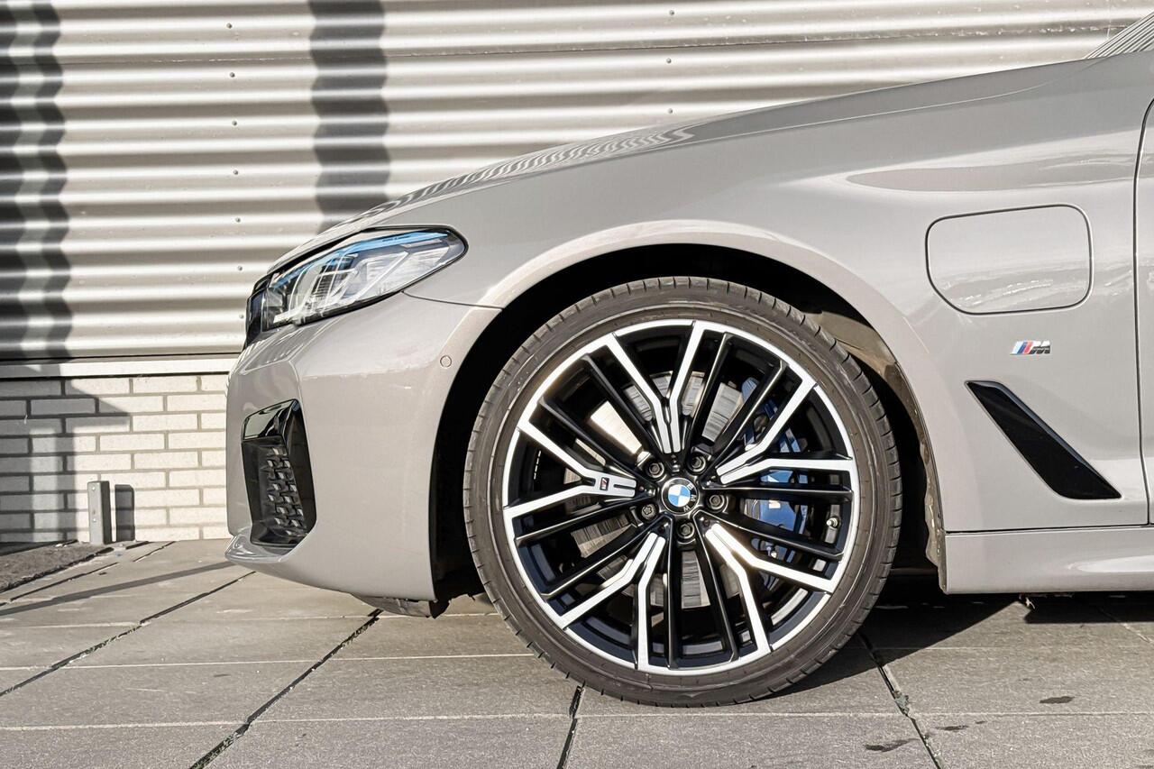 BMW 5-SERIE Sedan 545e xDrive High Executive / M Sportpakket / CoPilot Pack / Stoelventilatie / Schuif-/kanteldak / Laserlight / Parking Assistant Plus / BMW Head-Up Display / Harman Kardon