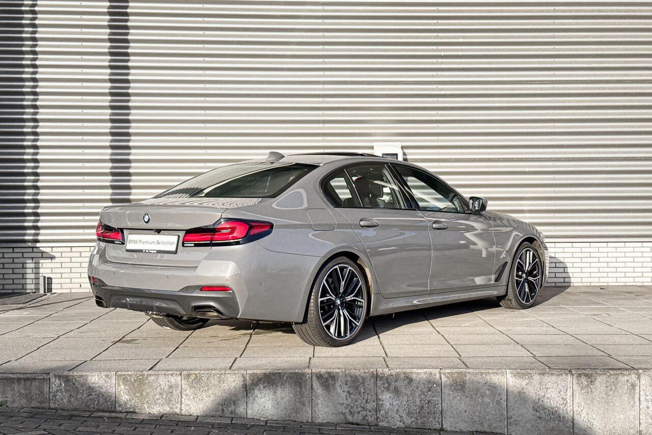 BMW 5-SERIE Sedan 545e xDrive High Executive / M Sportpakket / CoPilot Pack / Stoelventilatie / Schuif-/kanteldak / Laserlight / Parking Assistant Plus / BMW Head-Up Display / Harman Kardon