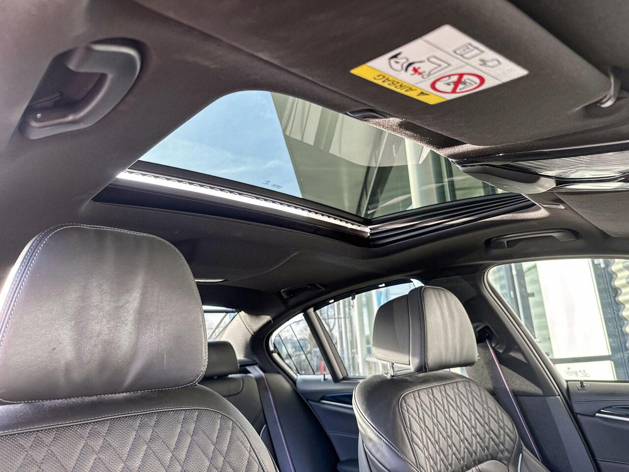 BMW 5-SERIE Sedan 545e xDrive High Executive / M Sportpakket / CoPilot Pack / Stoelventilatie / Schuif-/kanteldak / Laserlight / Parking Assistant Plus / BMW Head-Up Display / Harman Kardon