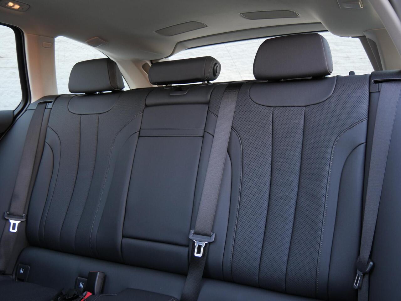 BMW 5-SERIE TOURING 530e/ PANORAMADAK/ HEAD-UP/ TREKHAAK/ H&K AUDIO/ LASER LED