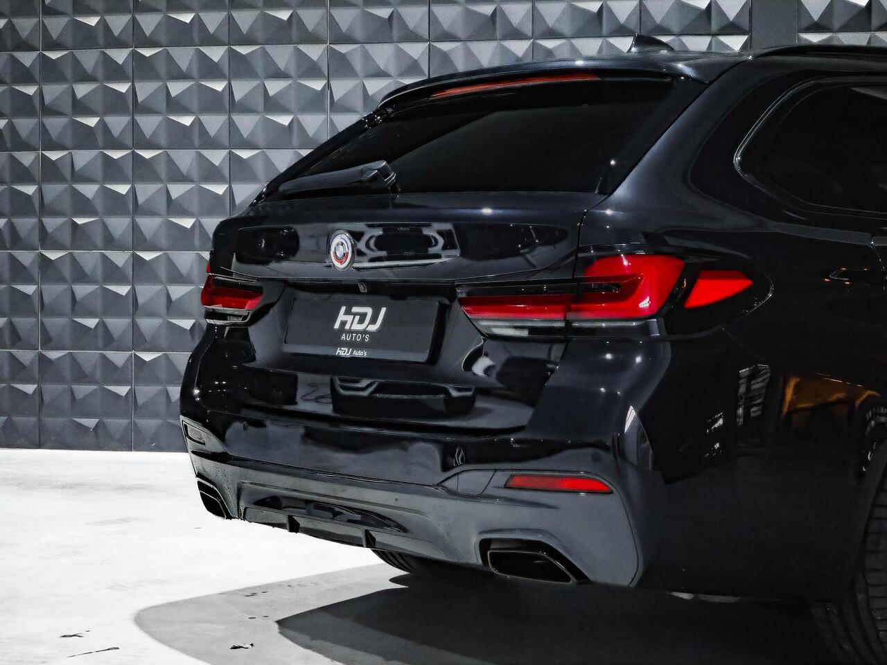 BMW 5-SERIE Touring 530i xDrive M Sport | Pano |19"| Laser | HUD | ACC | Side | Stoelen El. | HiFi Sound | Ambiance