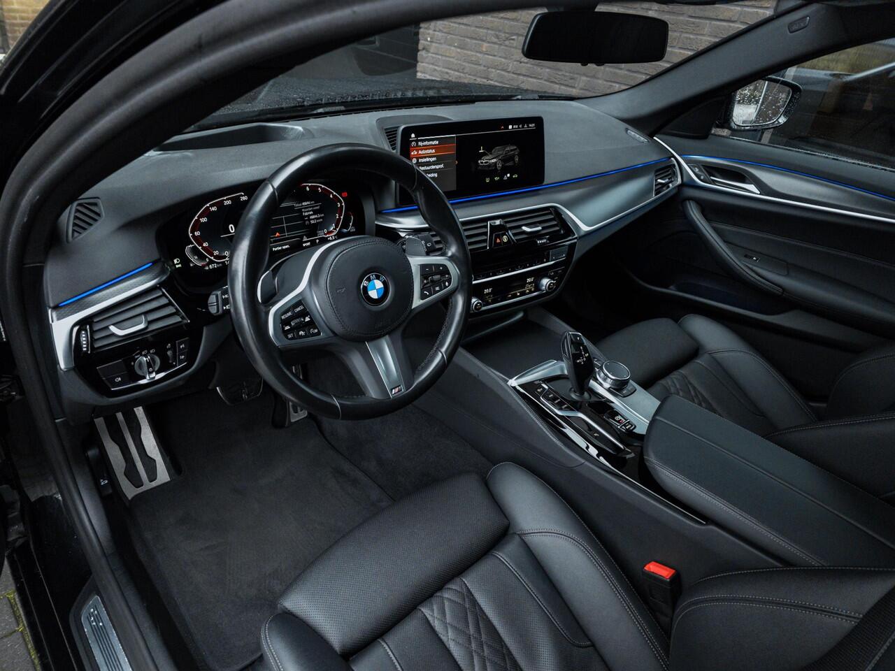 BMW 5-SERIE Touring 530i xDrive M Sport | Pano |19"| Laser | HUD | ACC | Side | Stoelen El. | HiFi Sound | Ambiance