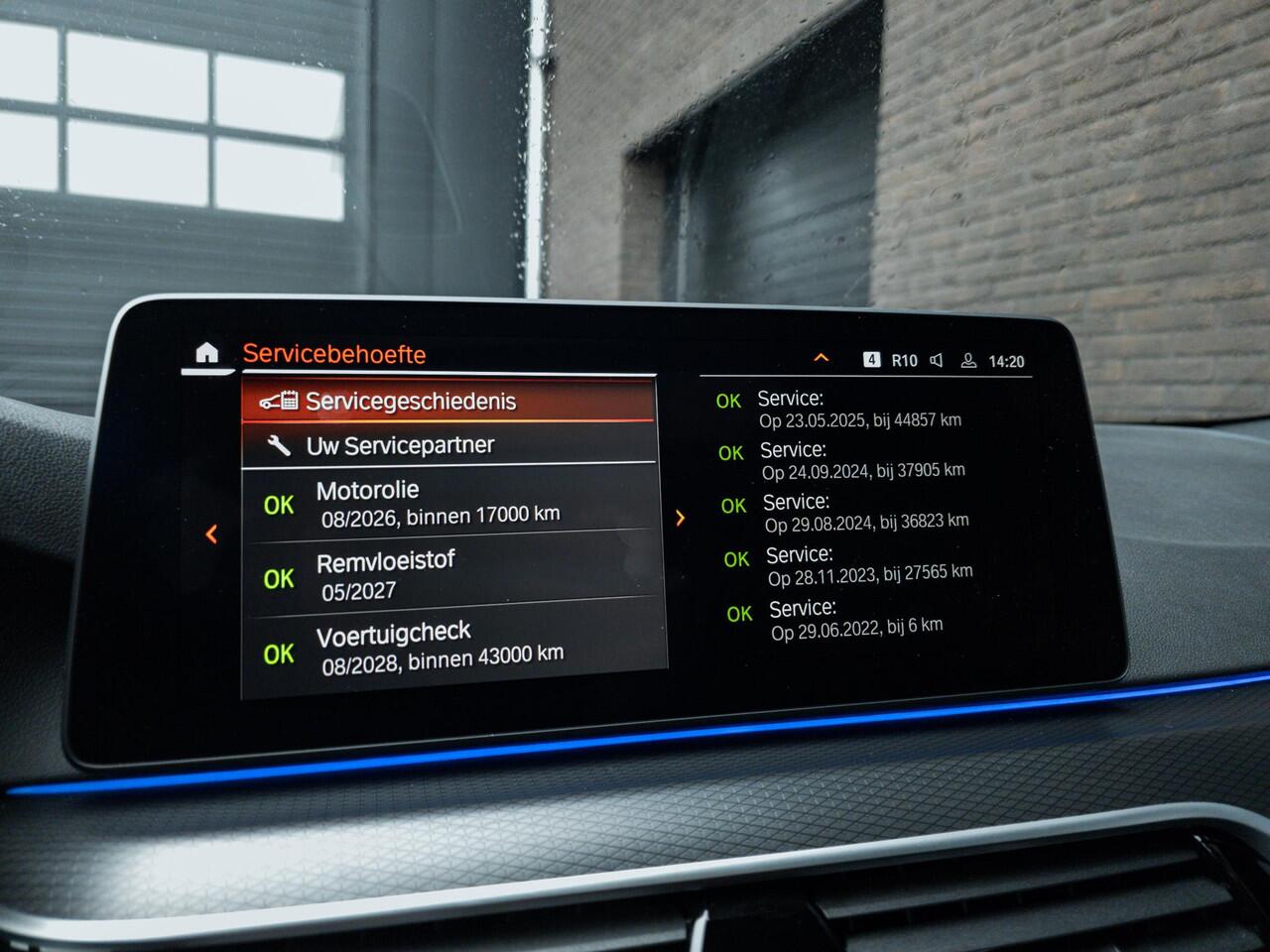 BMW 5-SERIE Touring 530i xDrive M Sport | Pano |19"| Laser | HUD | ACC | Side | Stoelen El. | HiFi Sound | Ambiance