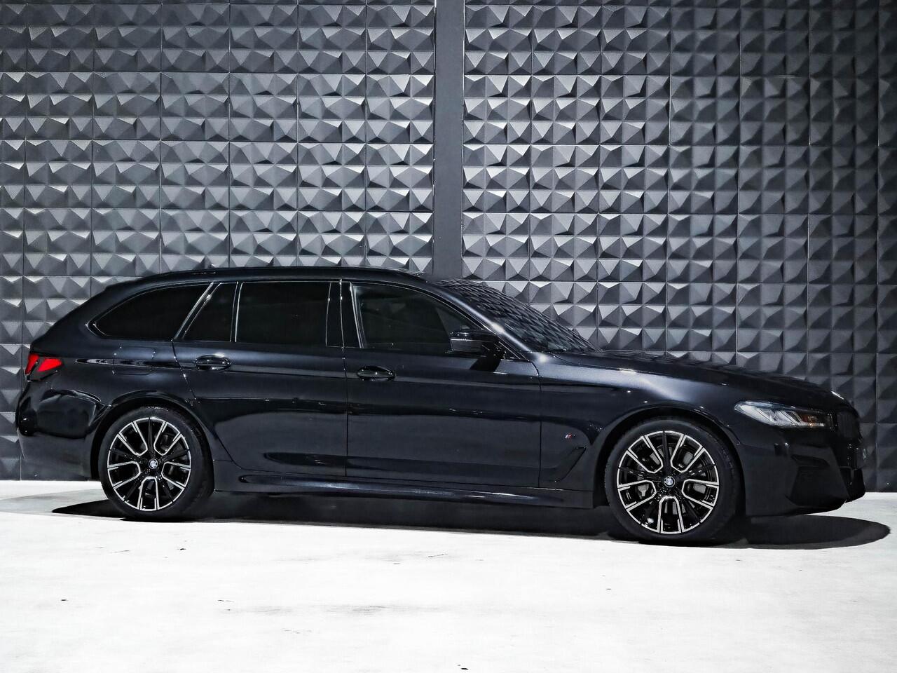BMW 5-SERIE Touring 530i xDrive M Sport | Pano |19"| Laser | HUD | ACC | Side | Stoelen El. | HiFi Sound | Ambiance