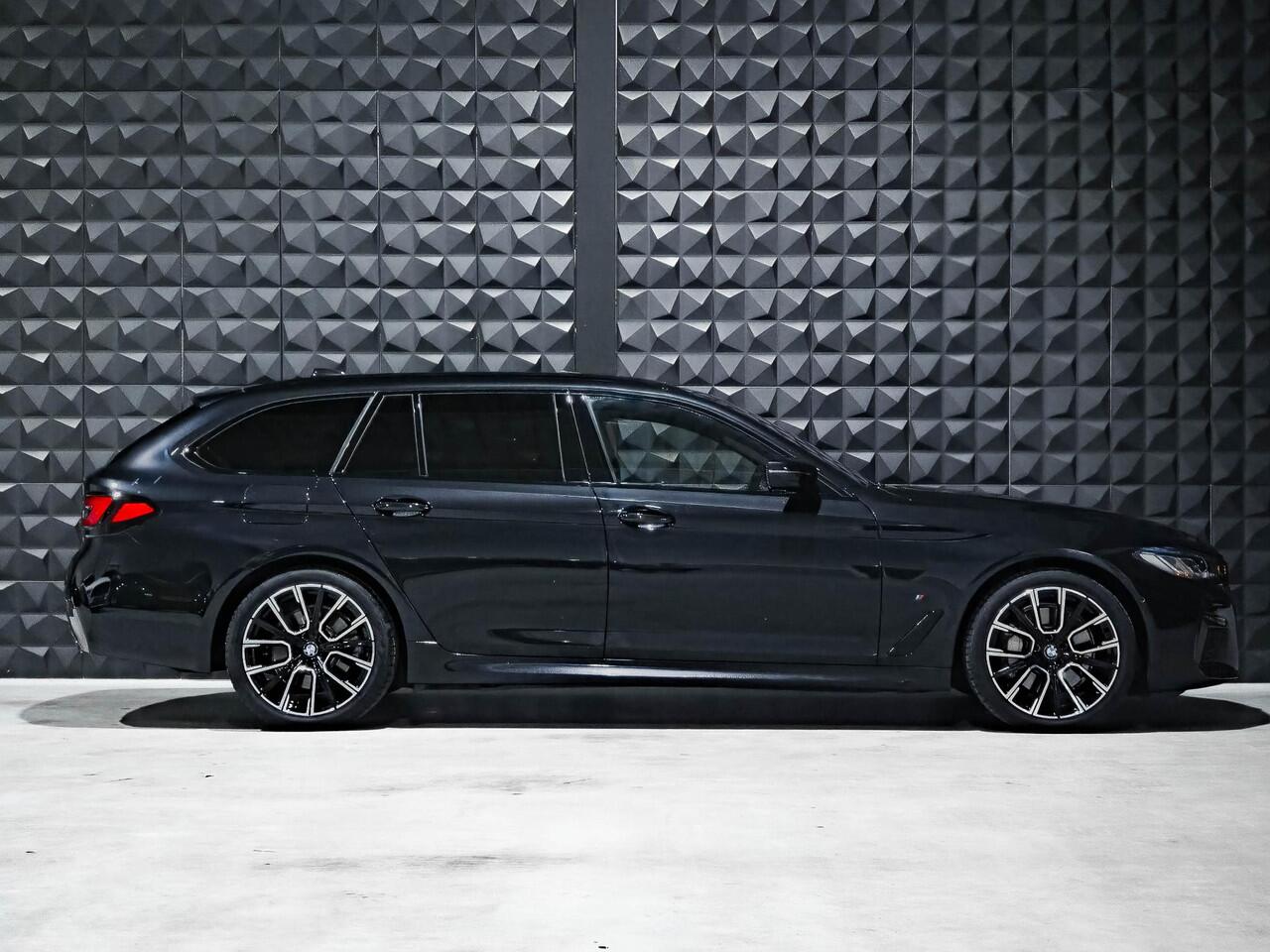 BMW 5-SERIE Touring 530i xDrive M Sport | Pano |19"| Laser | HUD | ACC | Side | Stoelen El. | HiFi Sound | Ambiance