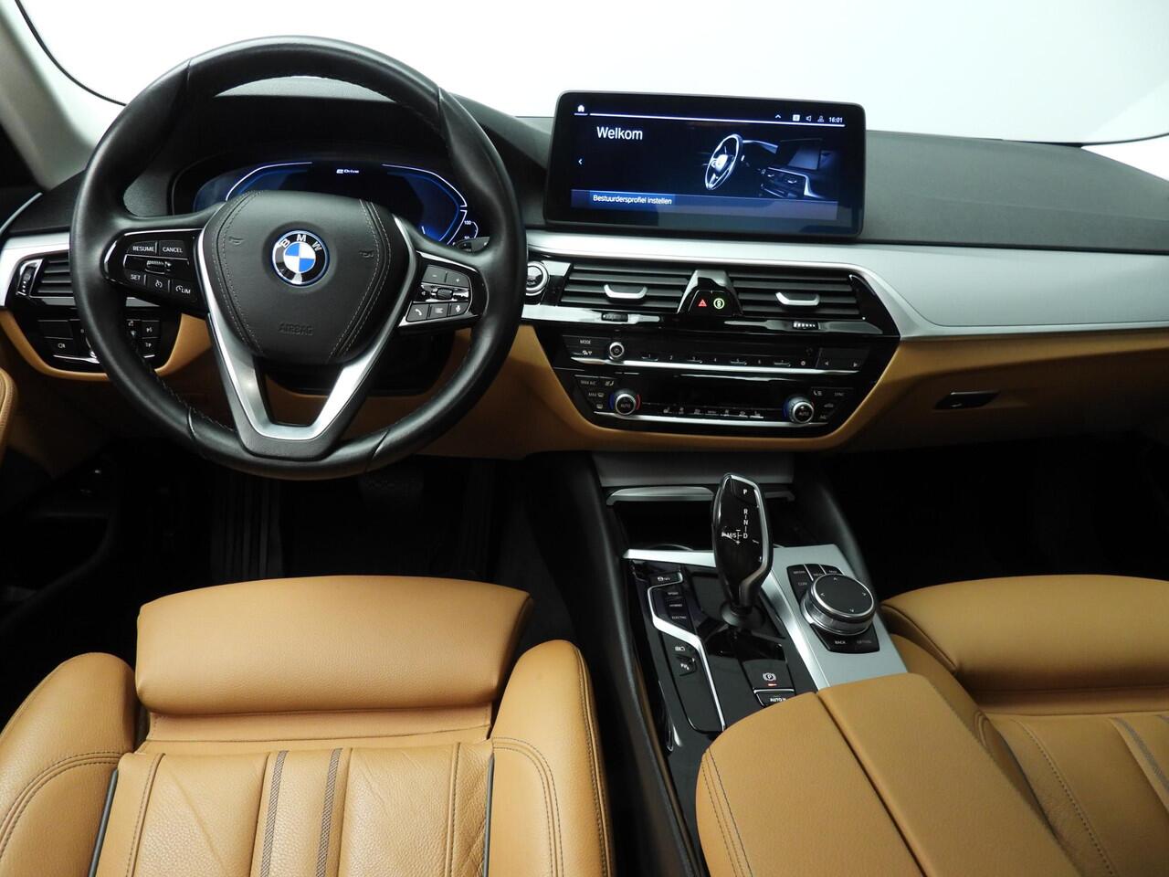 BMW 5-SERIE Sedan 545e xDrive | Laserlicht | Leder | Navigatie | Trekhaak | Comfortzetels | Stoelverwarming | DAB | Alu 18 inch