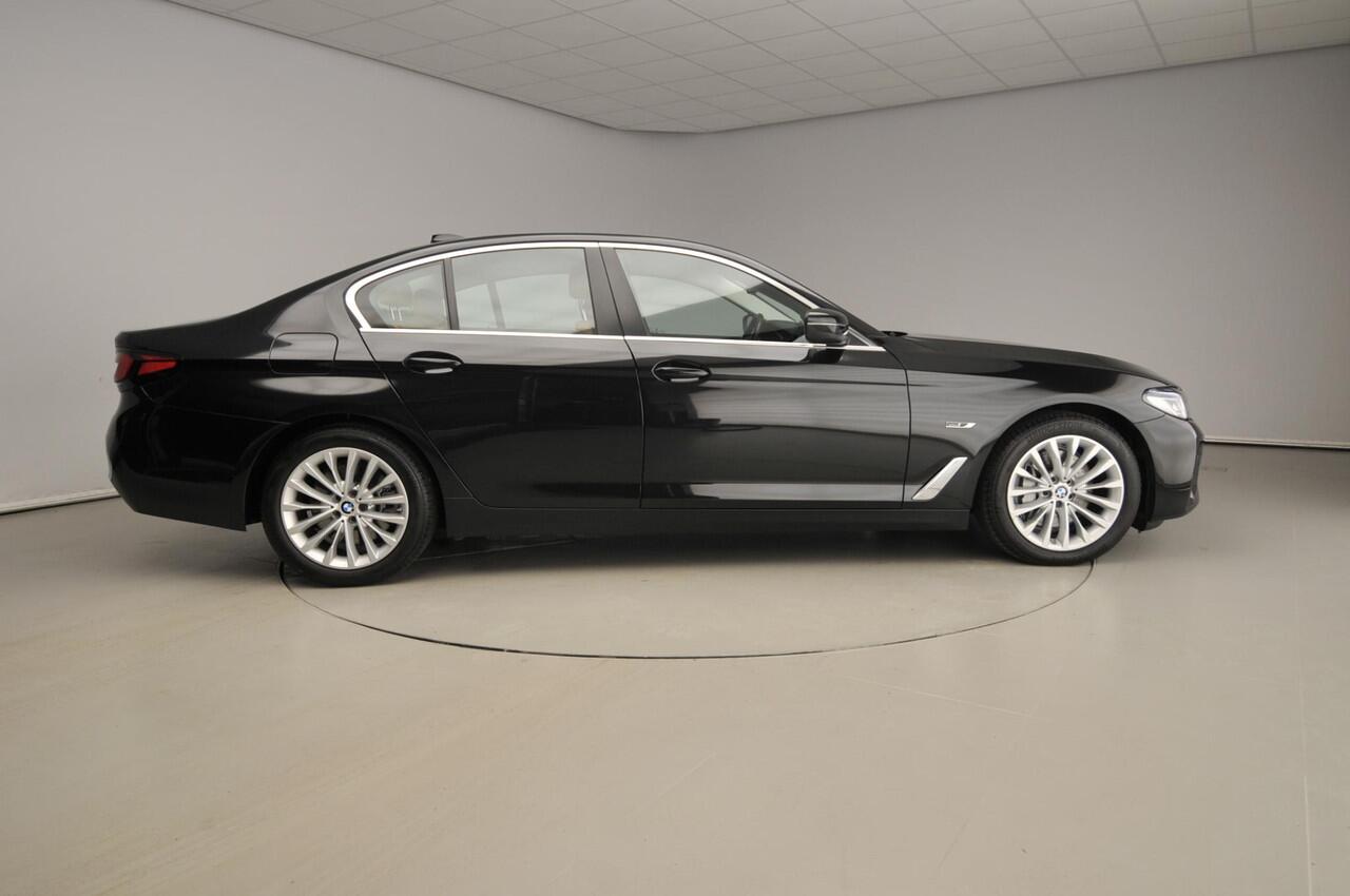BMW 5-SERIE Sedan 545e xDrive | Laserlicht | Leder | Navigatie | Trekhaak | Comfortzetels | Stoelverwarming | DAB | Alu 18 inch