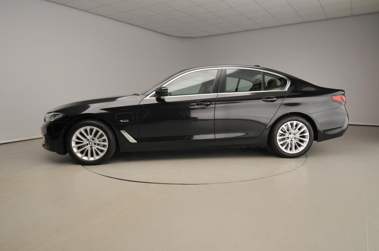 BMW 5-SERIE Sedan 545e xDrive | Laserlicht | Leder | Navigatie | Trekhaak | Comfortzetels | Stoelverwarming | DAB | Alu 18 inch