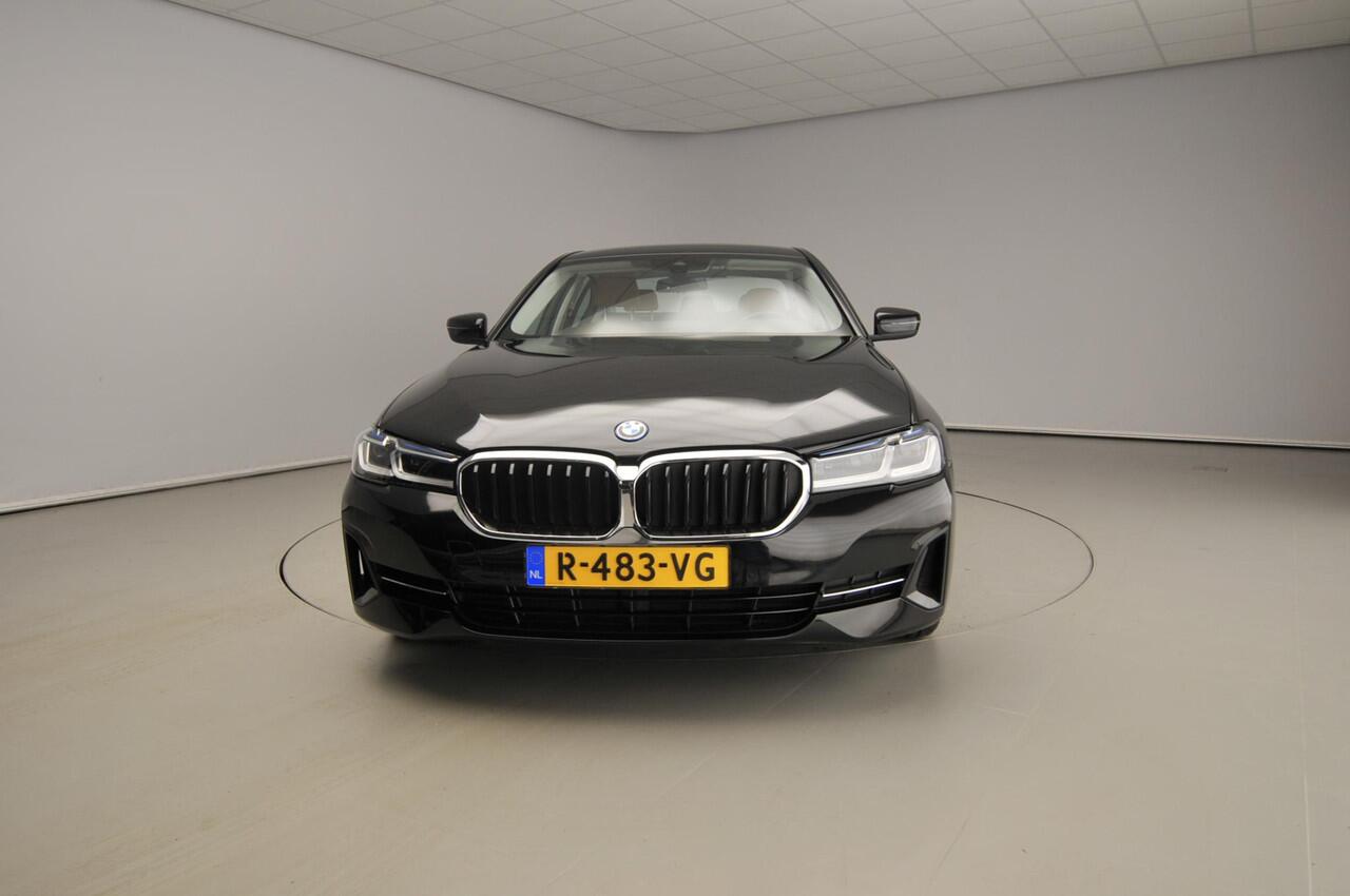 BMW 5-SERIE Sedan 545e xDrive | Laserlicht | Leder | Navigatie | Trekhaak | Comfortzetels | Stoelverwarming | DAB | Alu 18 inch