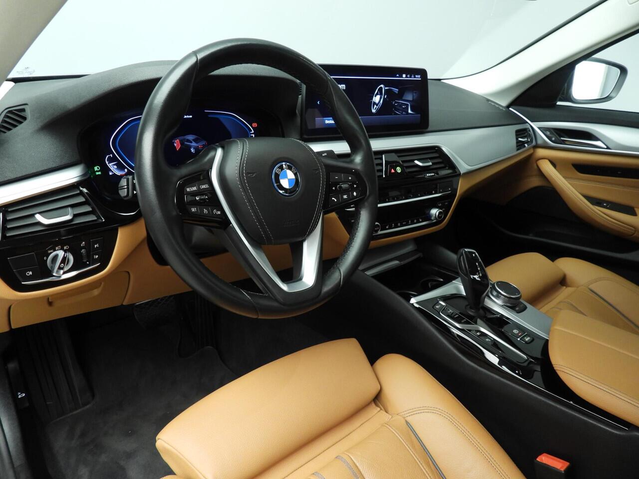 BMW 5-SERIE Sedan 545e xDrive | Laserlicht | Leder | Navigatie | Trekhaak | Comfortzetels | Stoelverwarming | DAB | Alu 18 inch