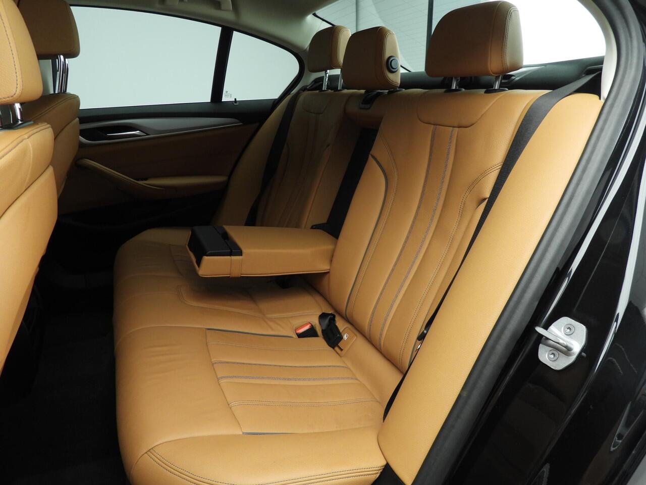 BMW 5-SERIE Sedan 545e xDrive | Laserlicht | Leder | Navigatie | Trekhaak | Comfortzetels | Stoelverwarming | DAB | Alu 18 inch