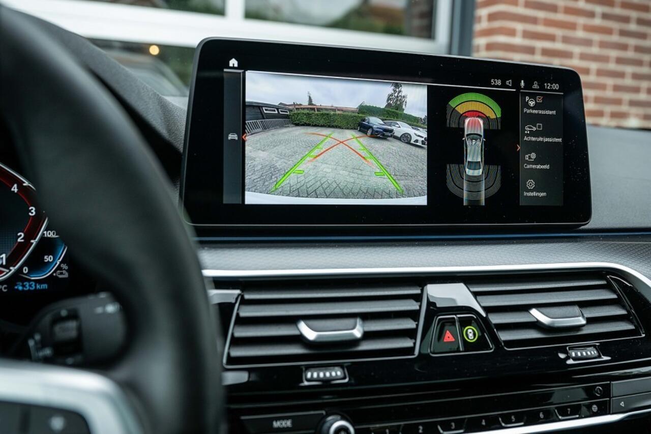 BMW 5-SERIE 530 530e xDrive High Executive | M-Sport | Shadow | Panorama | Laser | Leder | Camera | Trekhaak | 19' inch | Hifi |