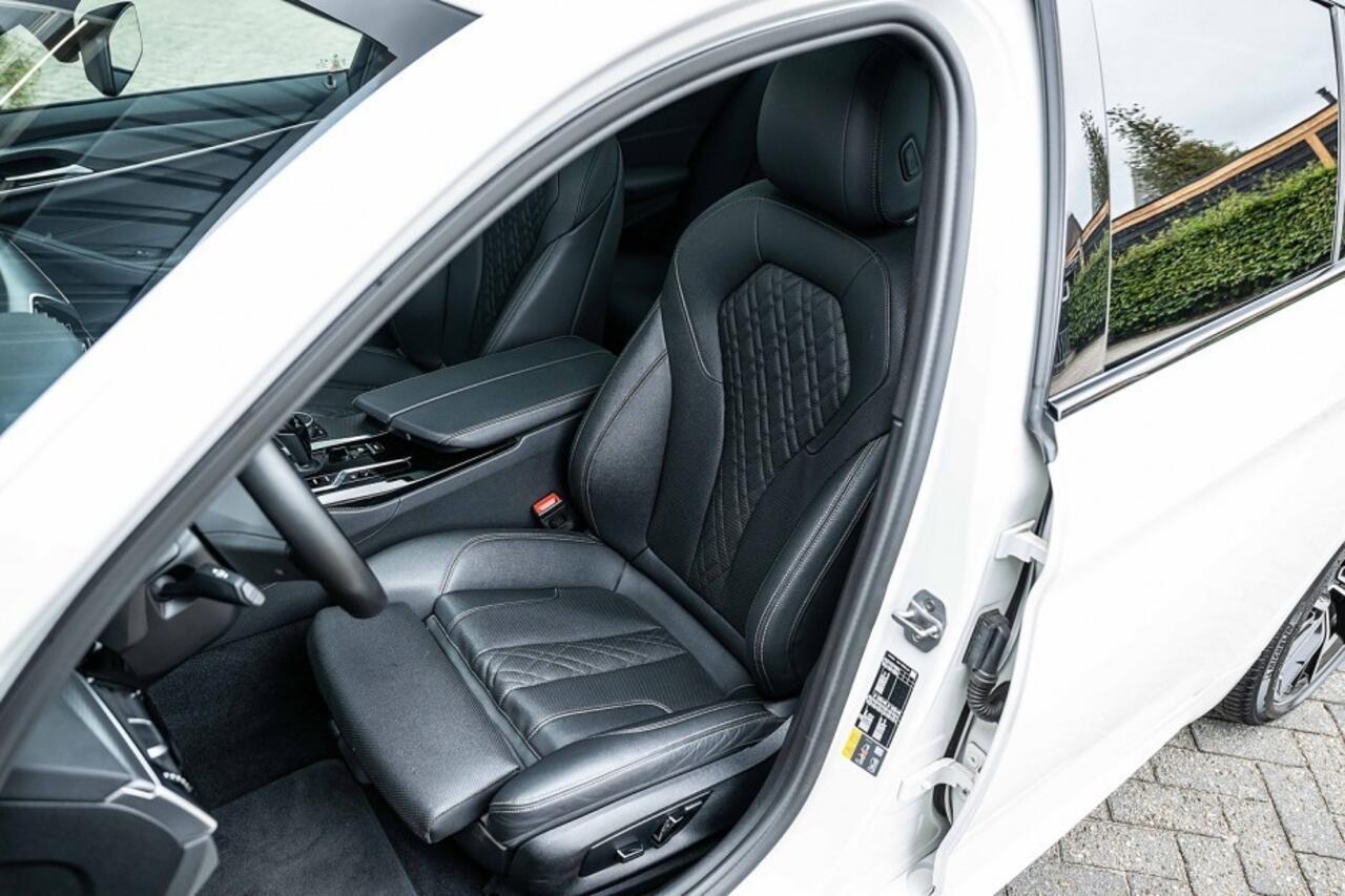 BMW 5-SERIE 530 530e xDrive High Executive | M-Sport | Shadow | Panorama | Laser | Leder | Camera | Trekhaak | 19' inch | Hifi |