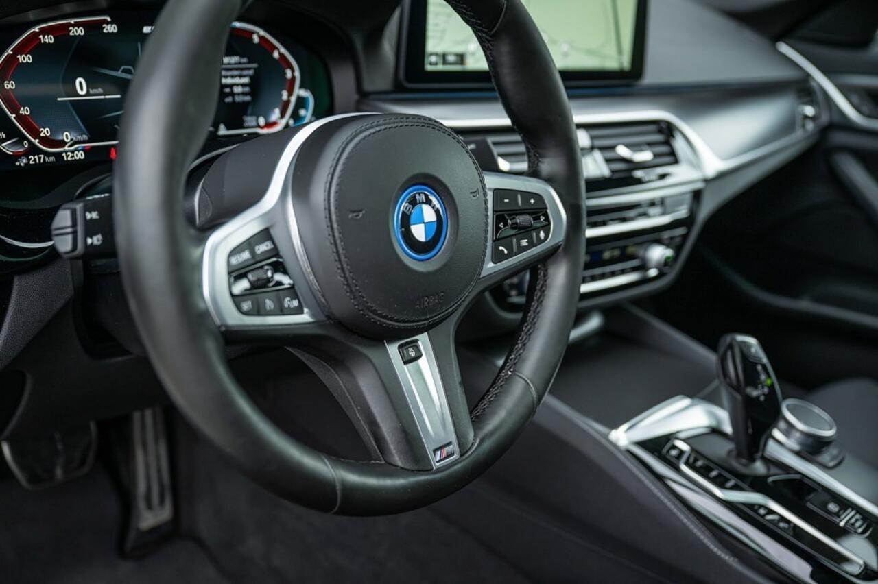 BMW 5-SERIE 530 530e xDrive High Executive | M-Sport | Shadow | Panorama | Laser | Leder | Camera | Trekhaak | 19' inch | Hifi |