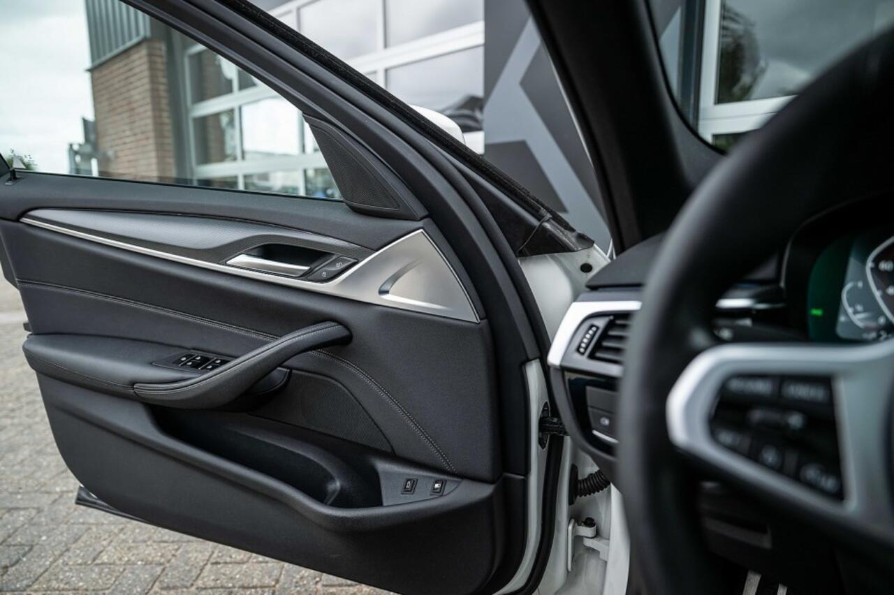 BMW 5-SERIE 530 530e xDrive High Executive | M-Sport | Shadow | Panorama | Laser | Leder | Camera | Trekhaak | 19' inch | Hifi |