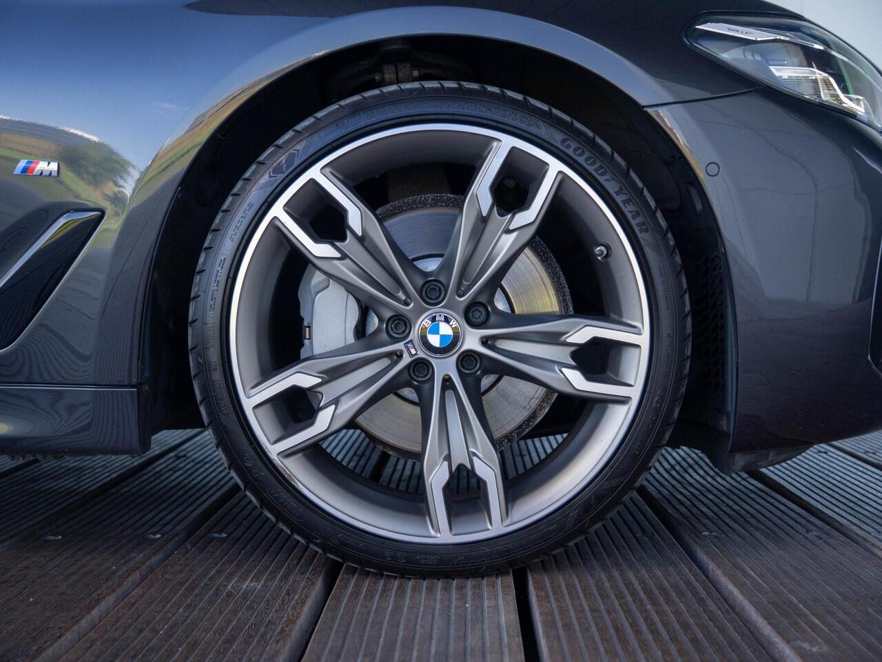 BMW 5-SERIE Touring 530i xDrive | M Sportpakket | Verwarmd Stuurwiel | Achteruitrijcamera | Panoramadak | Stoelverwarming | Head-Up Display | PDC