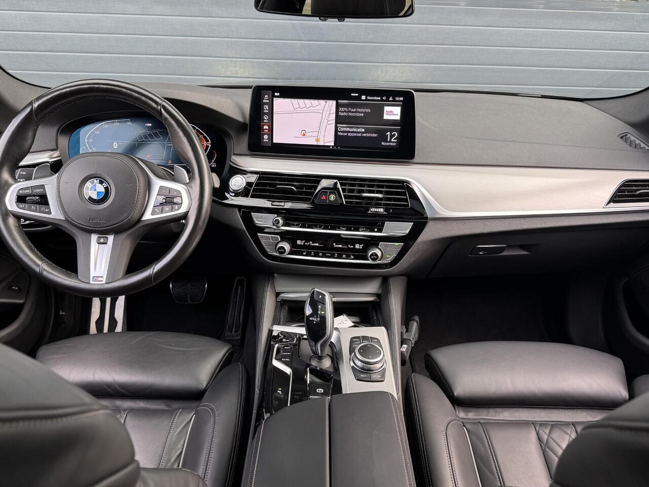 BMW 5-SERIE 520i BUSINESS EDITION PLUS I M SPORTPAKKET I SCHUIFDAK I TREKHAAK I PARKING PACK I LASER LIGHTS