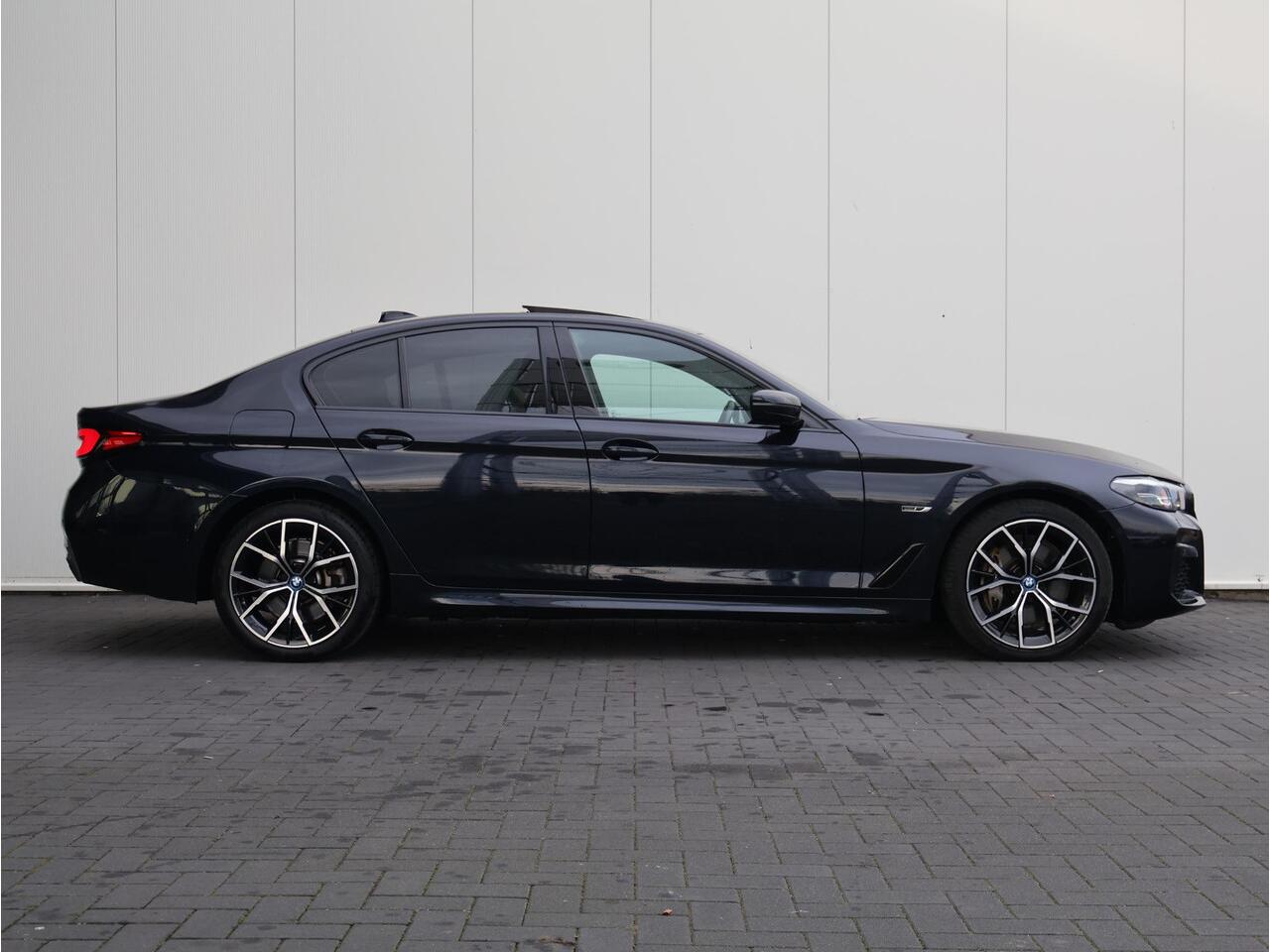 BMW 5-SERIE 545e xDrive Business Edition Plus M Sportpakket/ Stuurwielrand verwarmd/ Achteruitrijcamera/ Active Cruise Control/ Head-Up/ HiFi/ Panoramadak