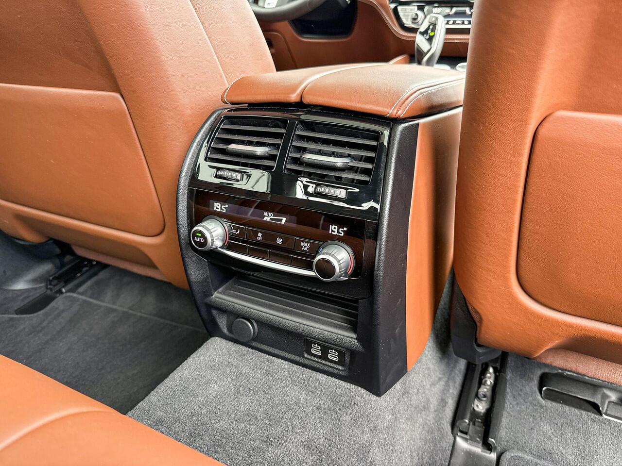 BMW 5-SERIE Sedan 545e xDrive M-Sport Co-Pilot Pack / Schuif- Kanteldak / Comfort Acces / Volledig Individuaal Interieur / Zonneschermen achter / Head Up Display / 4 zone Airco