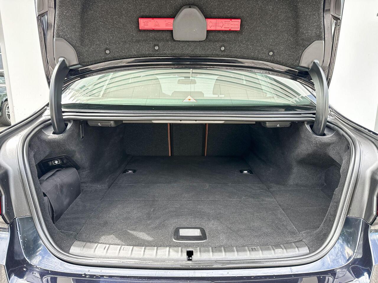 BMW 5-SERIE Sedan 545e xDrive M-Sport Co-Pilot Pack / Schuif- Kanteldak / Comfort Acces / Volledig Individuaal Interieur / Zonneschermen achter / Head Up Display / 4 zone Airco