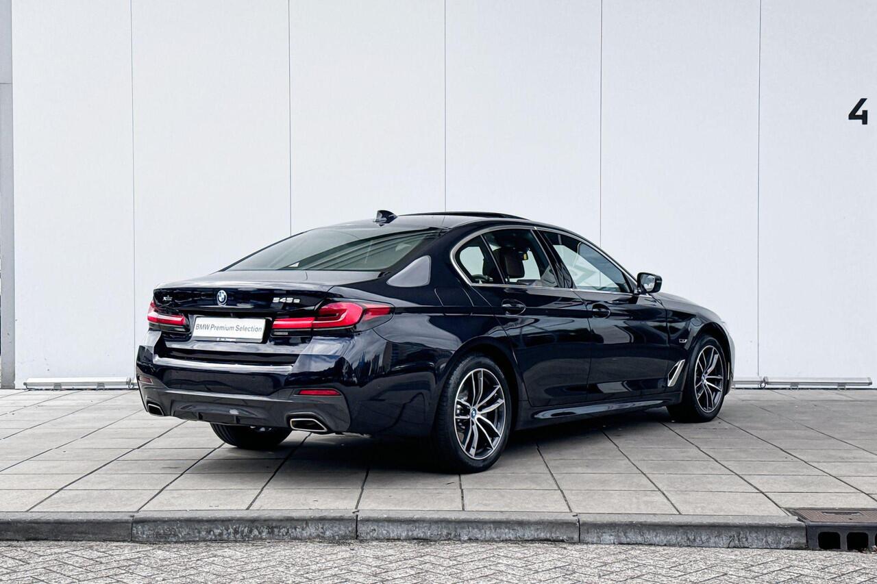 BMW 5-SERIE Sedan 545e xDrive M-Sport Co-Pilot Pack / Schuif- Kanteldak / Comfort Acces / Volledig Individuaal Interieur / Zonneschermen achter / Head Up Display / 4 zone Airco